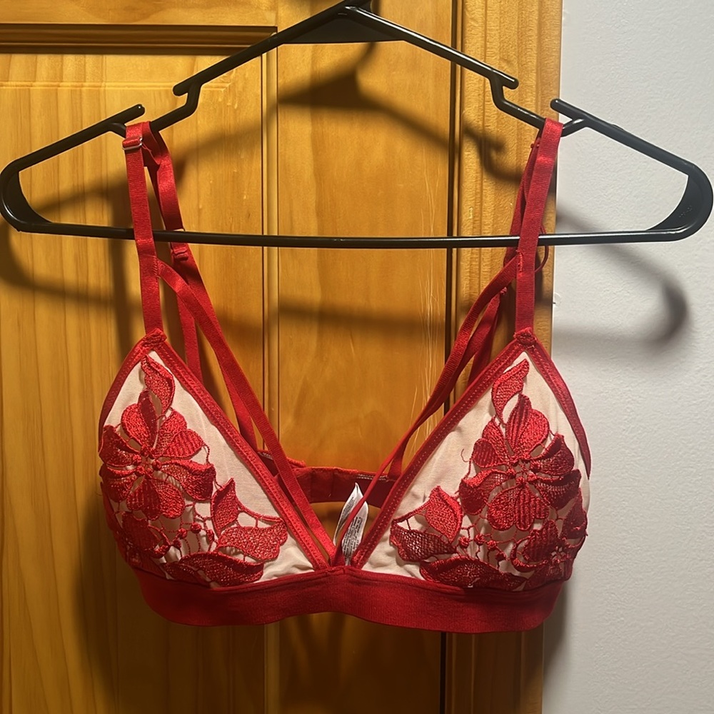 Victoria’s Secret Secret Possessions Scarlet Floral Bralette size M GUC